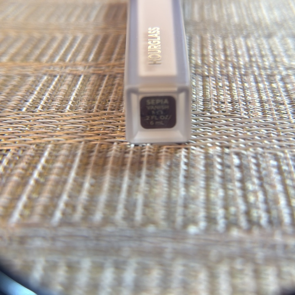 Hourglass concealer - Picture 2 of 2